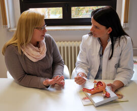 Anett Knakowski (l.) spricht mit Dr. Kristin Nicolaus (r.), Koordinatorin des Endometriosezentrums am UKJ über ihre Endometriose-Erkrankung. (Foto: UKJ/Emmerich)
